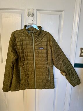 Patagonia Women’s Nano Puff Jacket Large Olive Green NWT